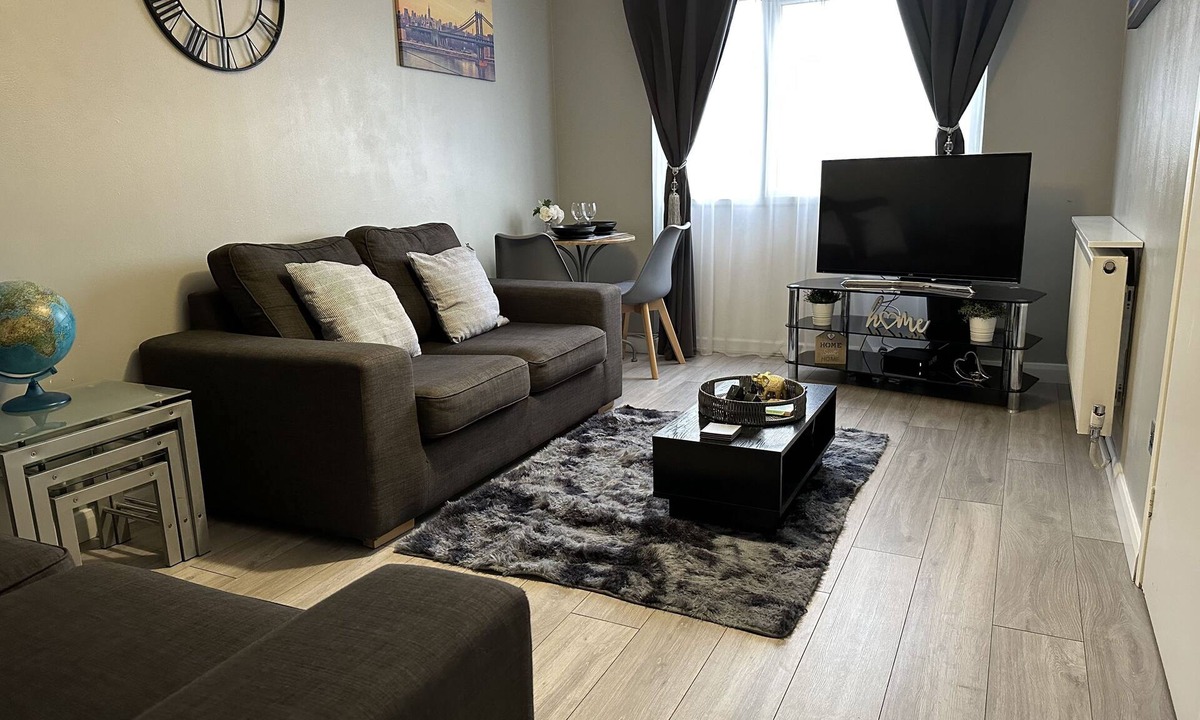 Chelmsford Apartment | Modern Cosy Warm Home With Free Parking