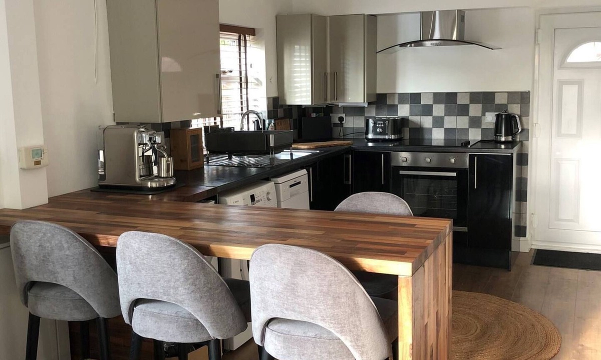 Black Bourton Cottage | Modern Cotswold cottage (dog friendly)