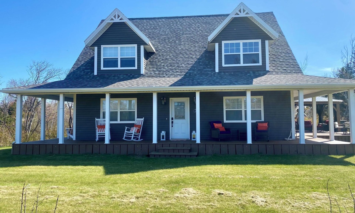 Lakeside Cottage | Modern Cottage 2 Mins From Lakeside Beach-Your Perfect Beach and Golf Retreat!☀️