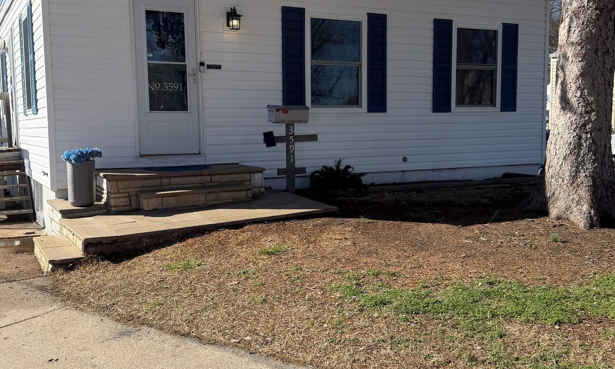 Airport Township House | Modern Cottage, 7 mins from the Airport, King sized bed & basement gym!