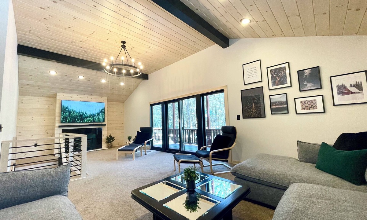 Wardsboro Ski Chalet | Modern Cottage between Stratton and Mount Snow