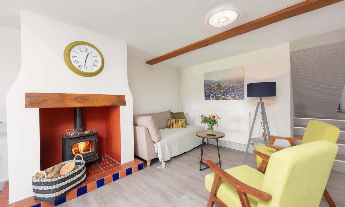 Shepton Mallet House | Modern Cottage, Countryside Views, Private Parking