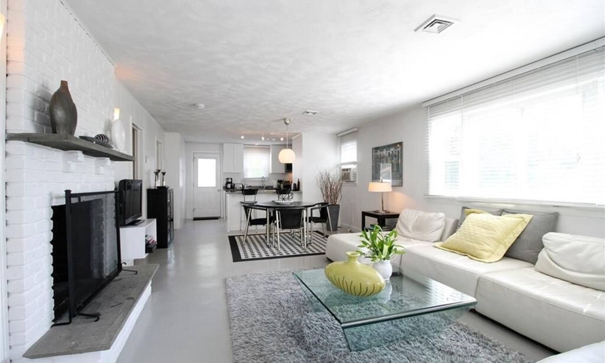 Newport East Cottage | Modern Cottage Near First Beach