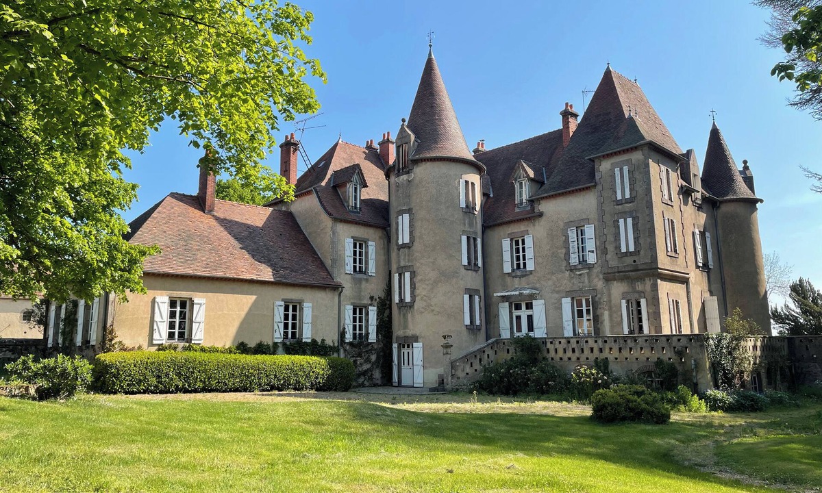 Genouillac Cottage | Modern Cottage on grounds of Chateau de Bruges with Shared pool and grounds.