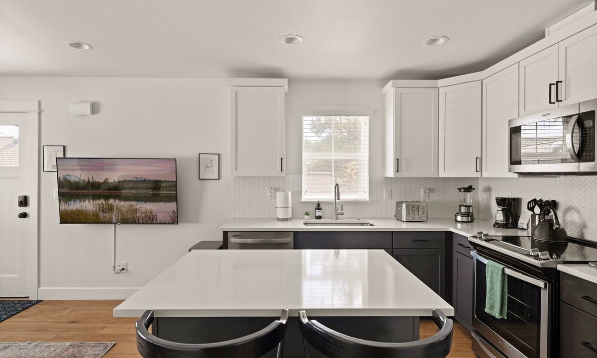 Southern Crossing House | Modern Cottage Steps to Old Mill