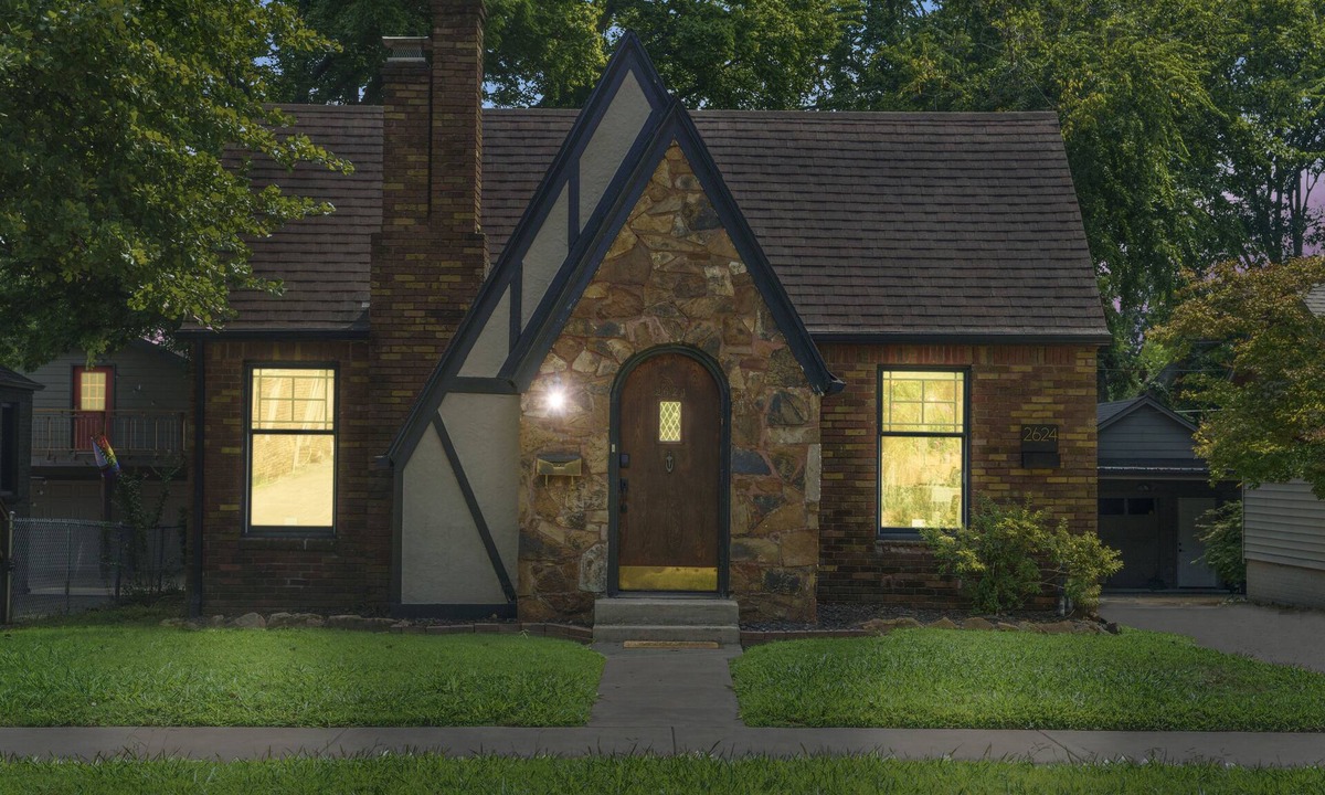 Cherry Street House | Modern Cottage w/King Bed + Mins to TU or Expo Square