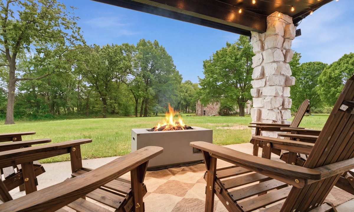 Broken Arrow House | Modern Country Retreat w/outdoor fire pit! Newly remodeled~Sleeps 9~board games