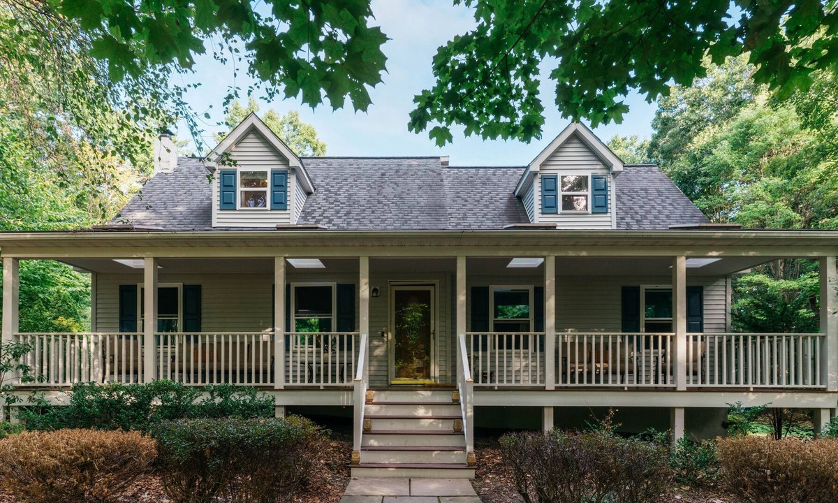 Mount Marion House | Modern Country w/ Hot Tub, fire pit, gym, pool