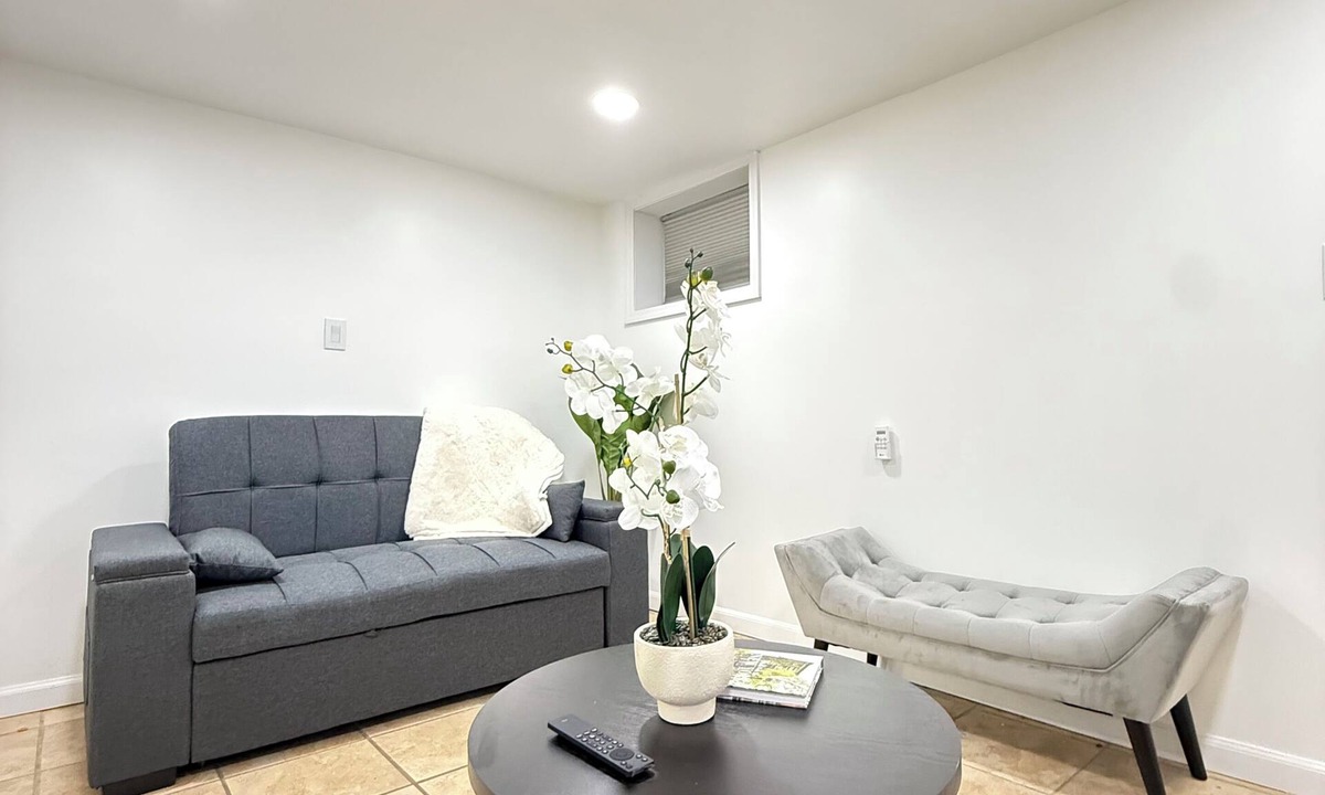 Ampere Apartment | Modern & Cozy 1 Bedroom Apt with Private Backyard.