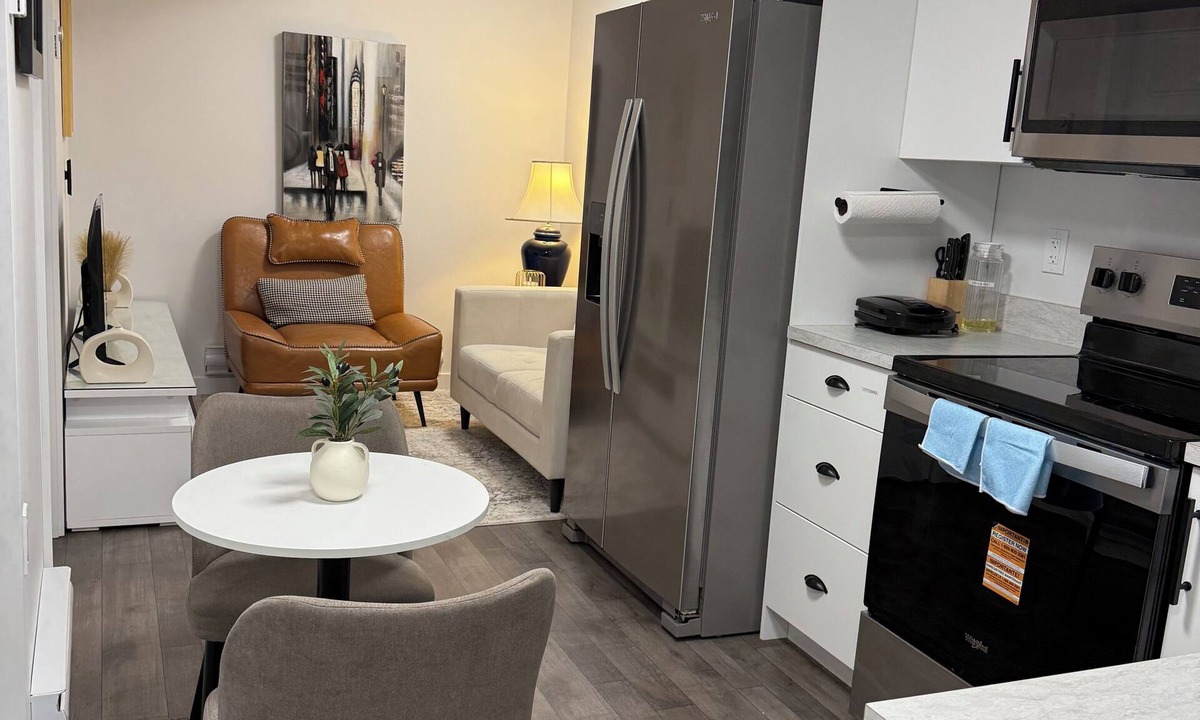 Regina House | Modern & Cozy 1BR | Parking, WiFi + Self Check-in