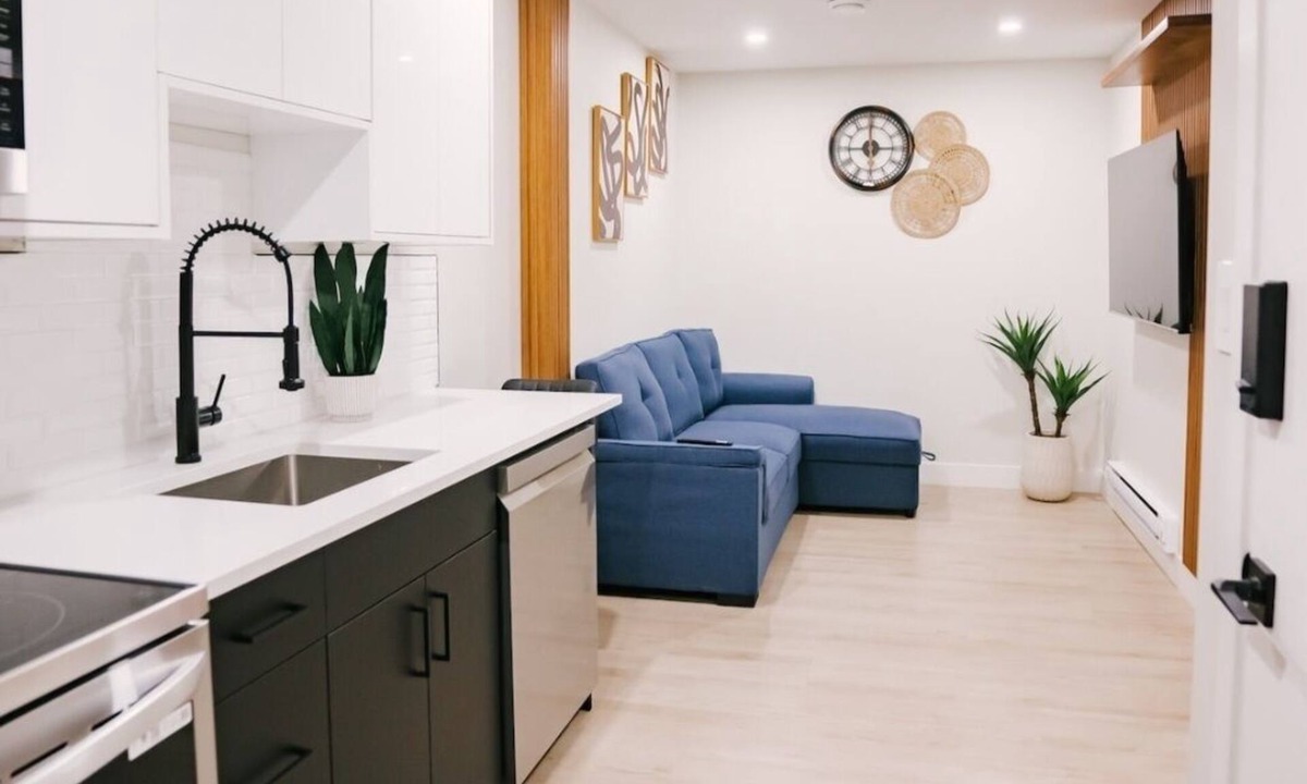 Regina House | Modern & Cozy 1BR Suite