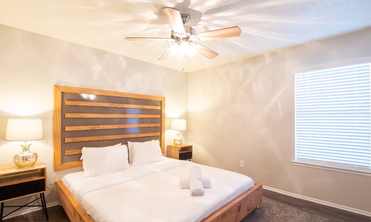 East Riverside - Oltorf Apartment | Modern, Cozy 2B Retreat near Downtown Austin Perfect for ACL and F1