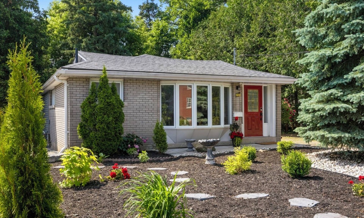 Guelph House | Modern & Cozy 3 Bd Retreat Near GGH · Downtown · University of Guelph · +Parking