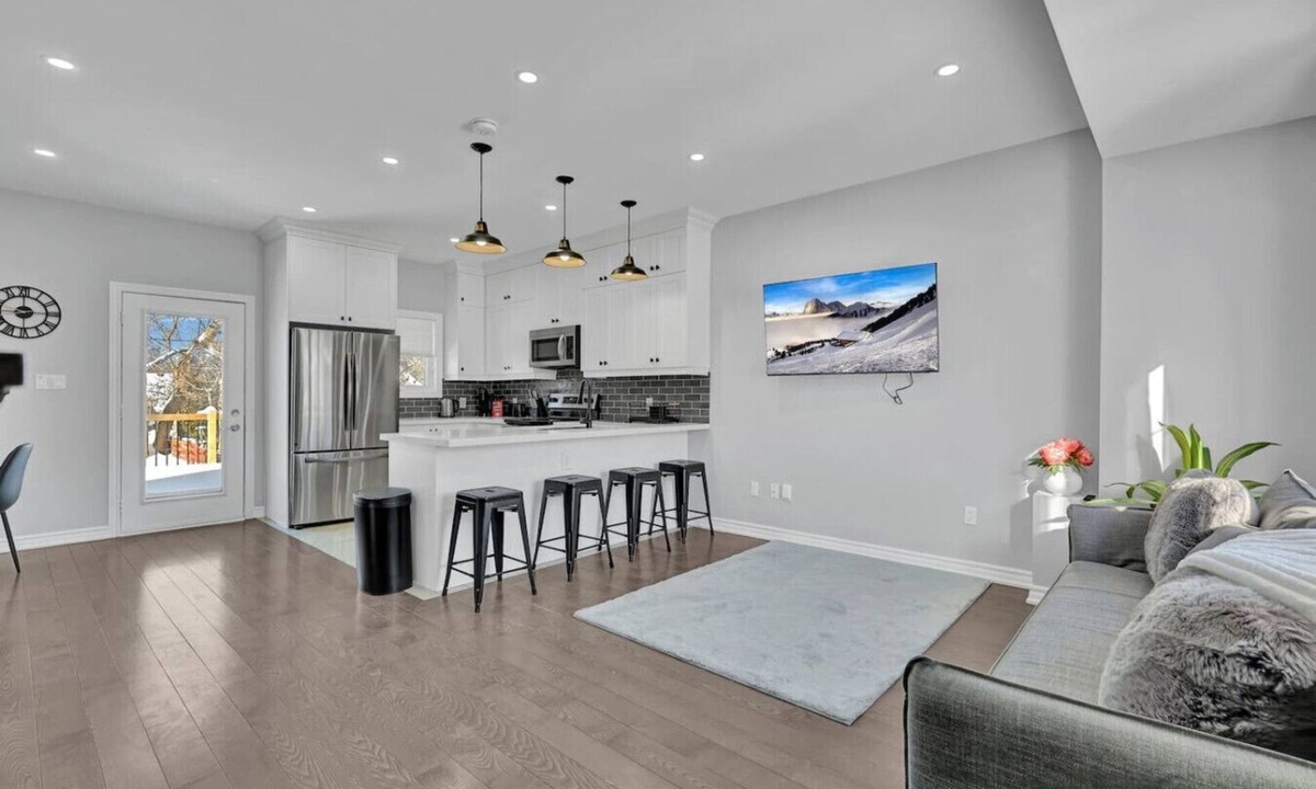 Oshawa House | Modern & Cozy 3BR Home in Oshawa