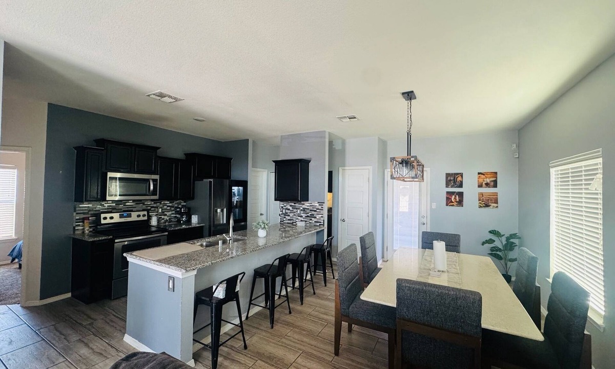 Socorro House | Modern Cozy 3BR Home/Near HWY + Restaurants.