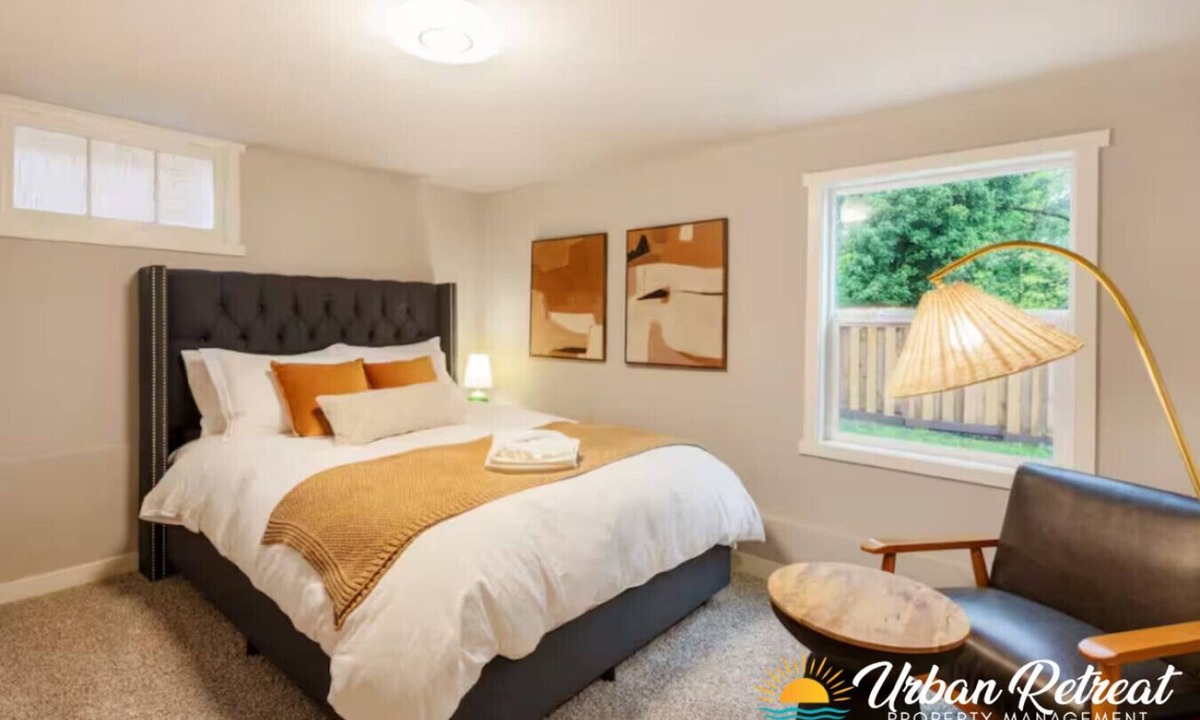 Bryn Mawr-Skyway House | Modern Cozy Bright 2BR Lower Unit w/private entry