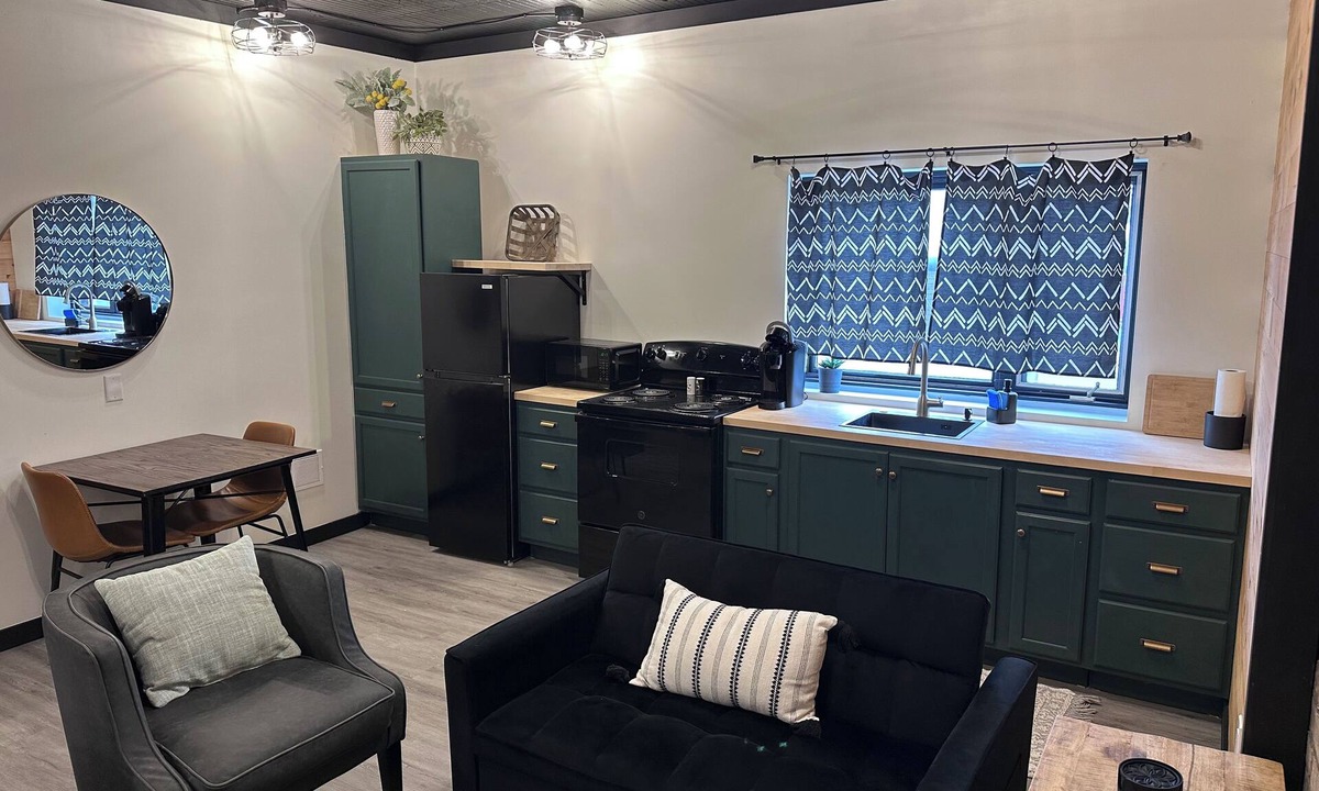 Iron Mountain Apartment | Modern & Cozy Downtown Retreat