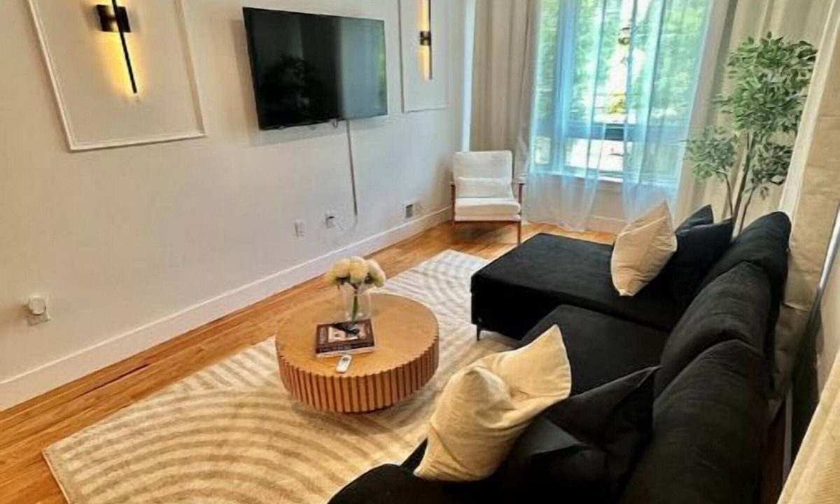 Ampere Apartment | Modern Cozy Duplex with Backyard!