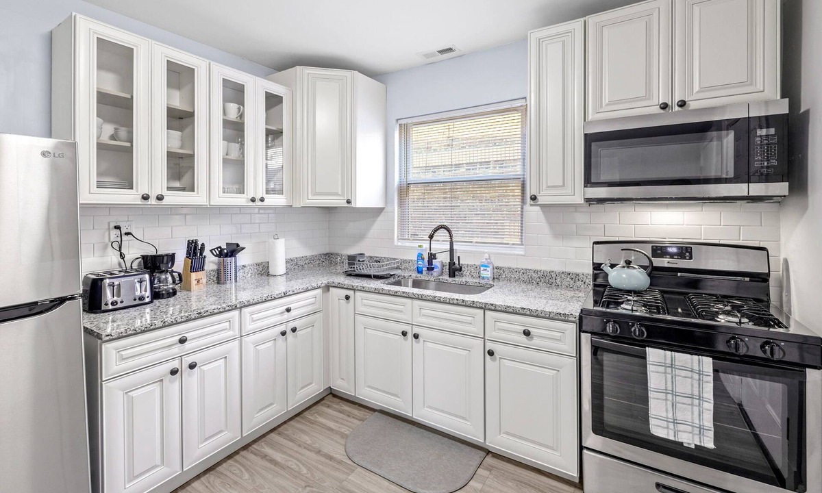 Berwyn Apartment | Modern & Cozy near MDW & ORD ~ Queen Beds, Parking