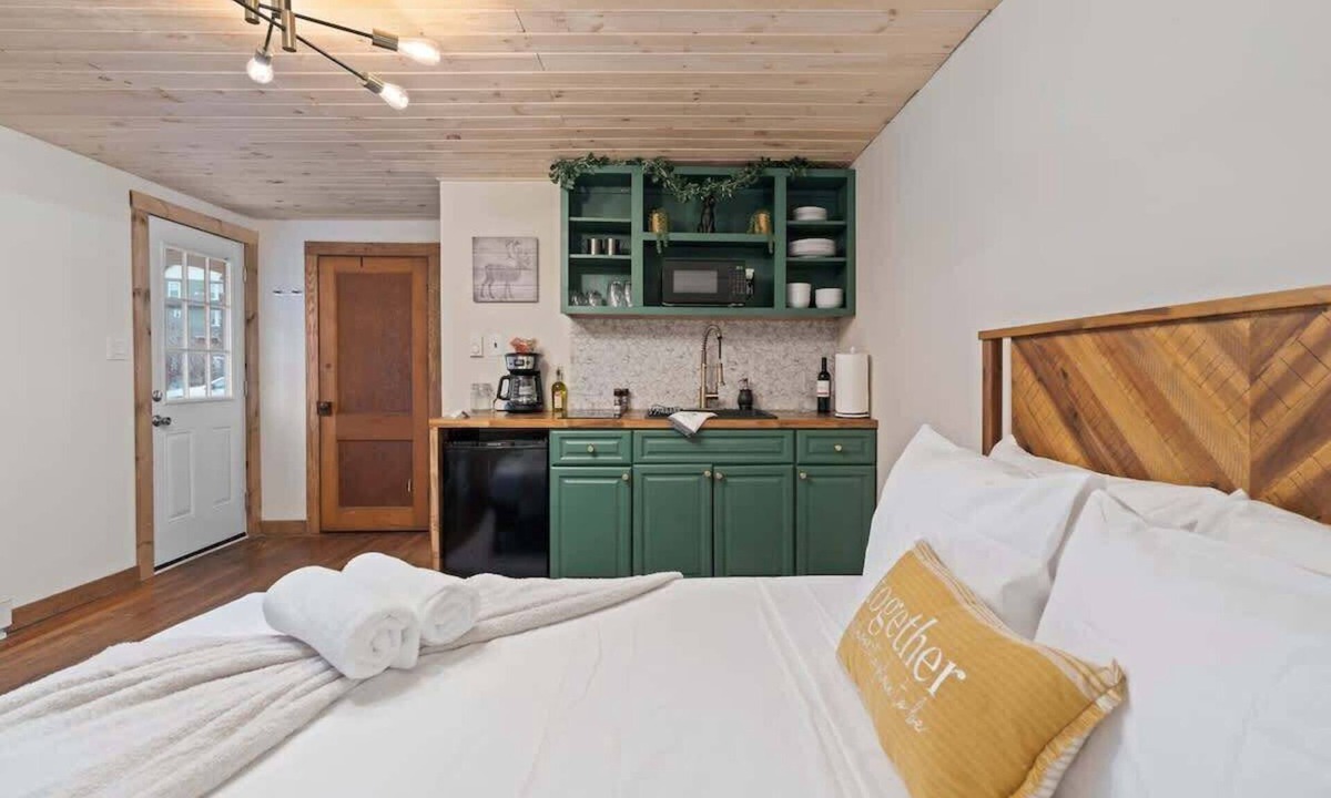 Canadensis Cabin | Modern Cozy Pocono Cabin | Pickleball | Firepits