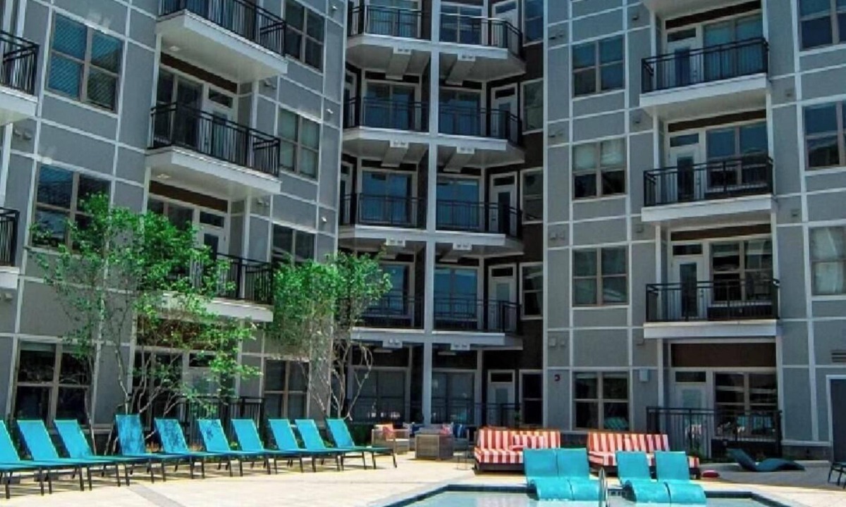 Villa Heights Apartment | Modern Cozy Stay in Charlotte nFree Parking + Great Location