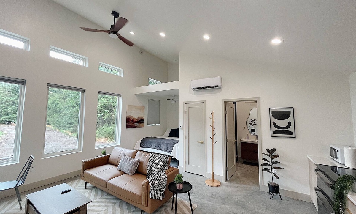 Wichita House | Modern & Cozy Studio W/Large Shower & W/D