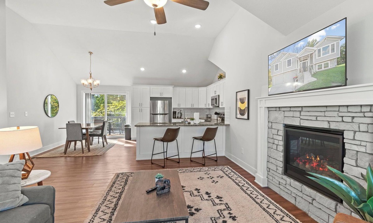 Excelsior Springs House | Modern Creekside Haven – 2-Car Garage & Deck Views