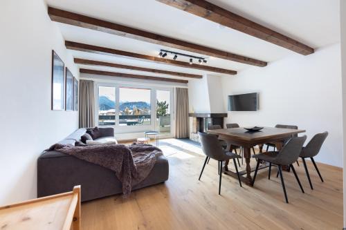 Champfer Apartment | Modern crossing apartment facing Piz Rosatsch