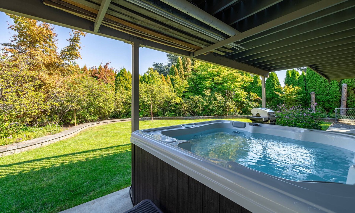 Wenatchee House | Modern Daylight Rambler w/Hottub