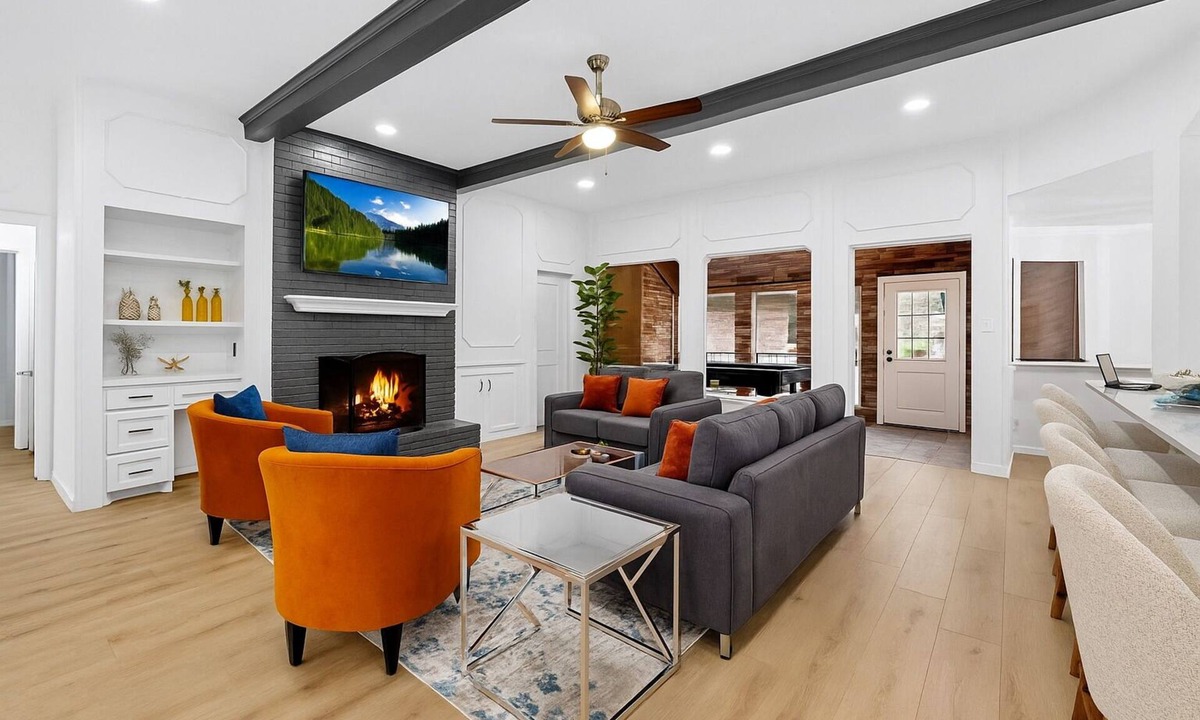 Southwest Carrollton House | Modern Design & Chef's Kitchen & Spacious & Stylish 4 bedroom 3.5 bathroom
