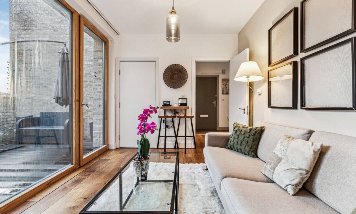 Notting Dale Apartment | Modern & Designed 2 bed Penthouse Apt Sleeps Five