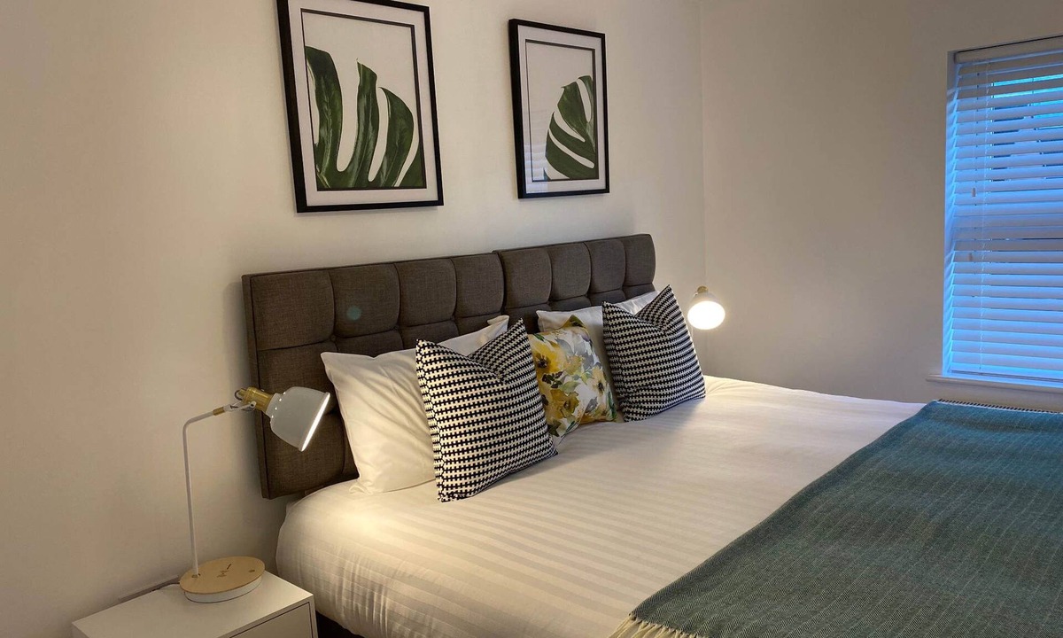 Thatto Heath House | Modern, detached 2 bedroom property. Free parking.