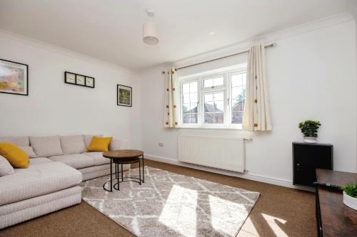 Guildford Ski Chalet | Modern Detached 4-Bedroom 2-Bath Home, Guildford