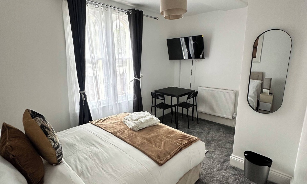 Albrighton Apartment | Modern Double Room Next to Albrighton Station | Free Parking