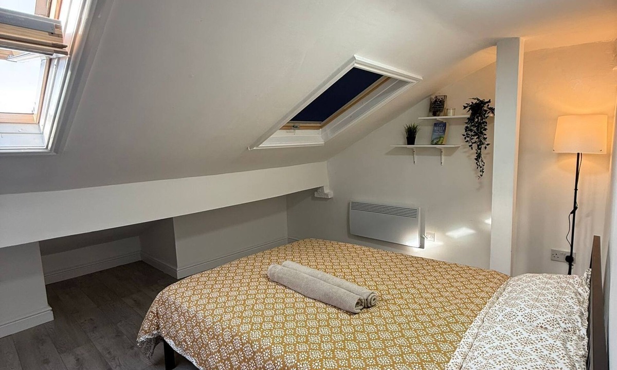 Rusholme House | Modern Double Room with Free Internet