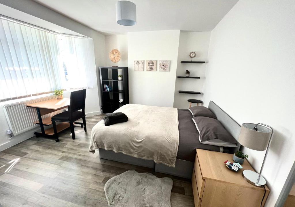 Whitefoot House | Modern Double Room with Fire TV