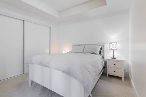Wellington Place House | Modern Down Town Condo Near CN Tower with Fast WiFi