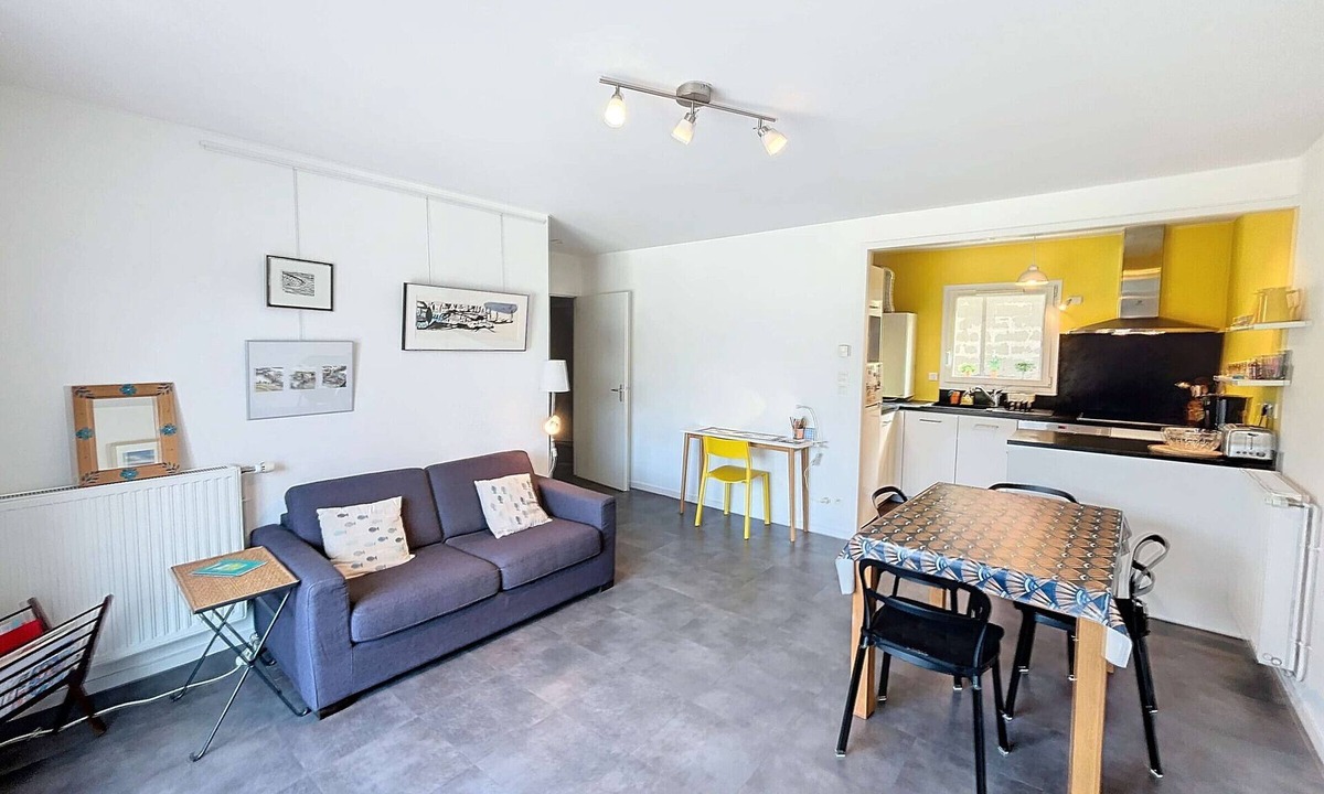 Granville Apartment | Modern downtown apartment, 600m from beach, secure residence, parking