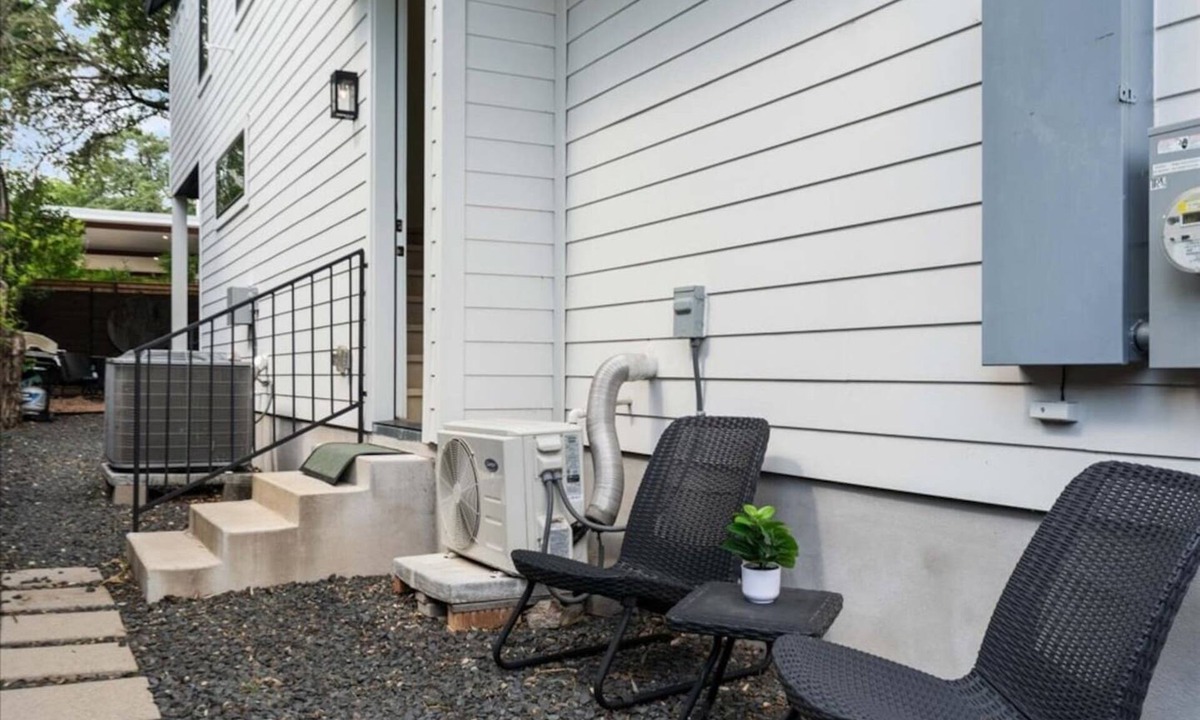 Swede Hill Apartment | Modern Downtown Apt Fast Wi-Fi & Parking