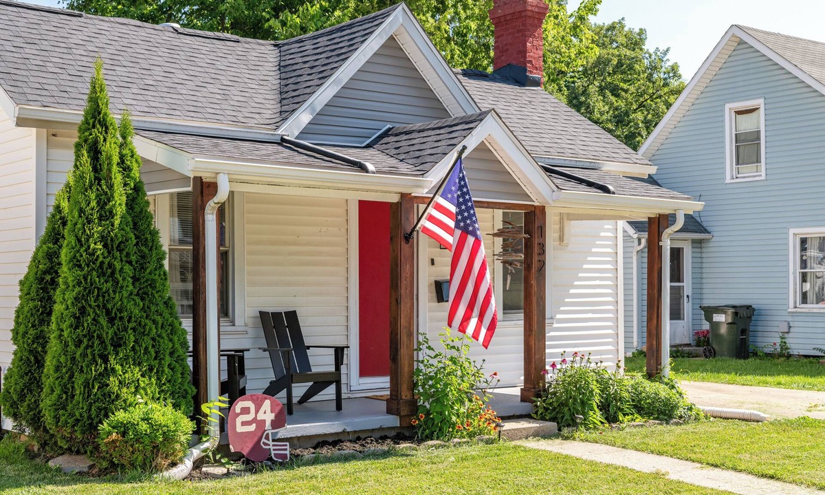 Urbana House | Modern Downtown Bungalow w/Fenced in Yard