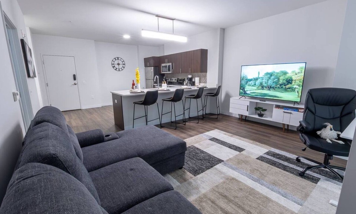 Downtown Wilmington Condo | Modern Downtown Condo Walkable + Pool & Gym