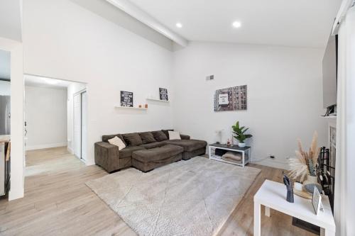South Natomas House | Modern Downtown Escape Sleeps 10
