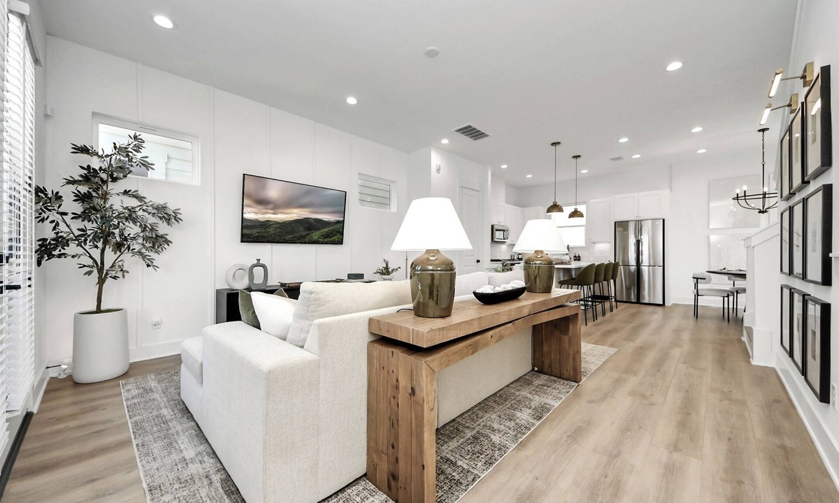 South Central Houston House | Modern downtown home with gym