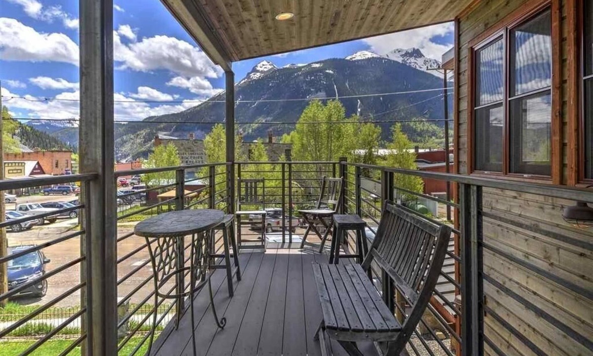 Silverton House | Modern Downtown Loft in Heart of Silverton