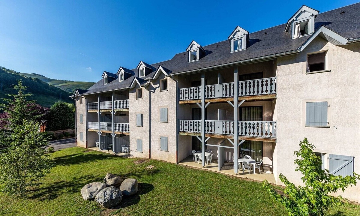 Arreau Apartment | Modern Duplex Apartment 'Arreau'xygène for 7-9 Guests with Mountain View, Shared Pool & Wi-Fi