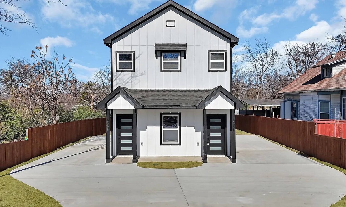 Fort Worth House | Modern Duplex w/EV Charger Near TCU, ATT Stadium & Downtown