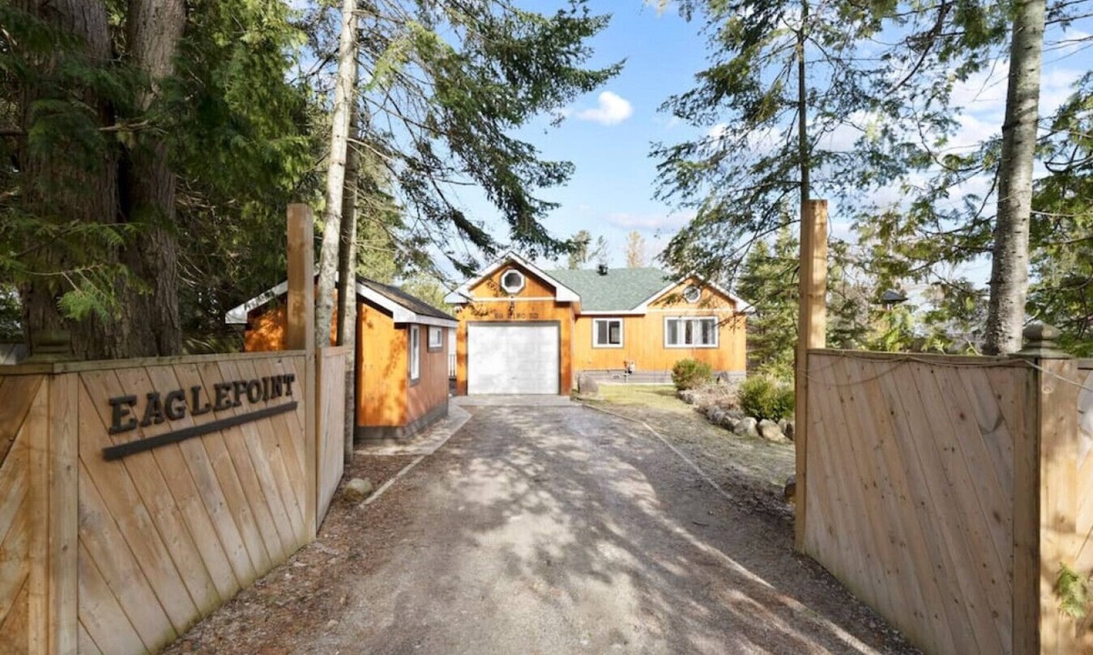 Waubaushene Apartment | Modern Eagle Point Cottage with Sauna Bbq Hot Tub on Tay Trail