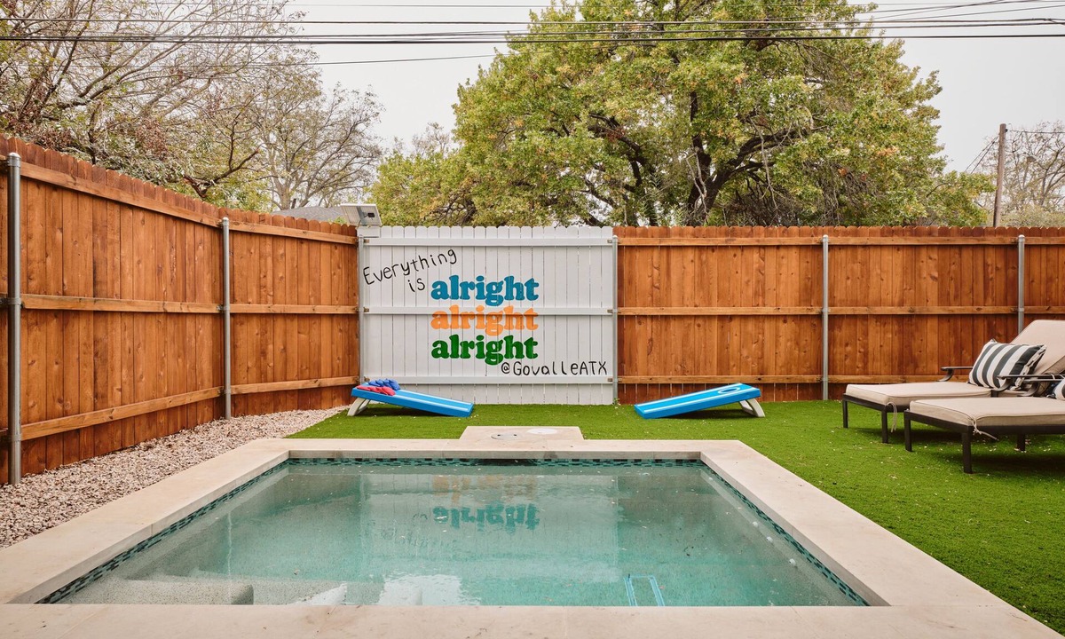 Govalle House | Modern East Austin Pool Home - Sleeps 8 - 8 Min DT