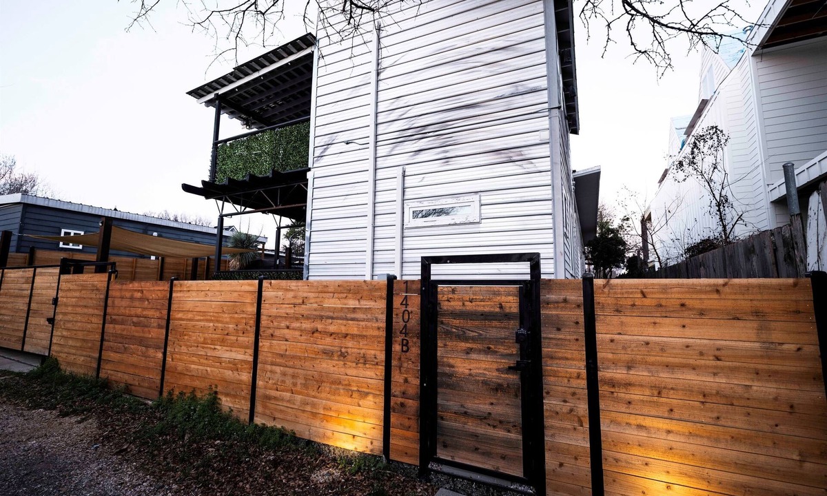 Chestnut Apartment | Modern East Austin Studio ❤️ Rooftop Views Free Parking Near Downtown
