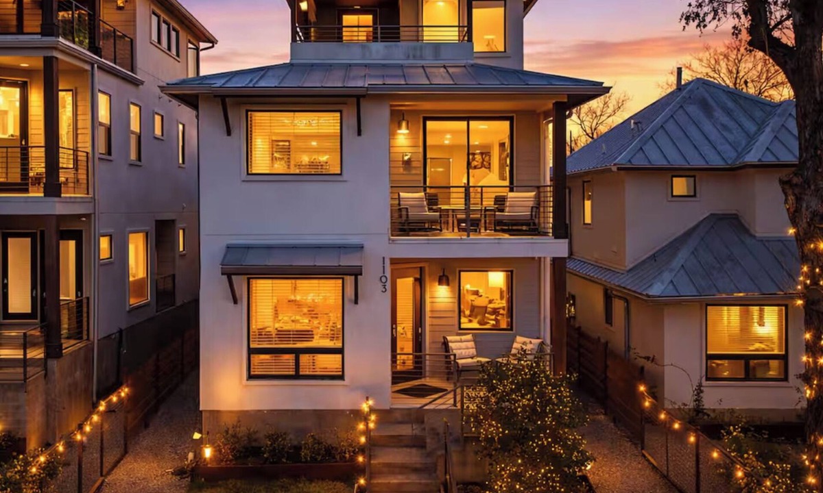 Swede Hill House | Modern East Central Downtown Group Home - Rooftop Patio - Walkable - Sleeps 14